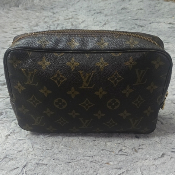 Louis Vuitton Handbags - Louis Vuitton Brown Signiture Monogram 23 Trousse (EUC)(UNISEX)✨️🖤✨️